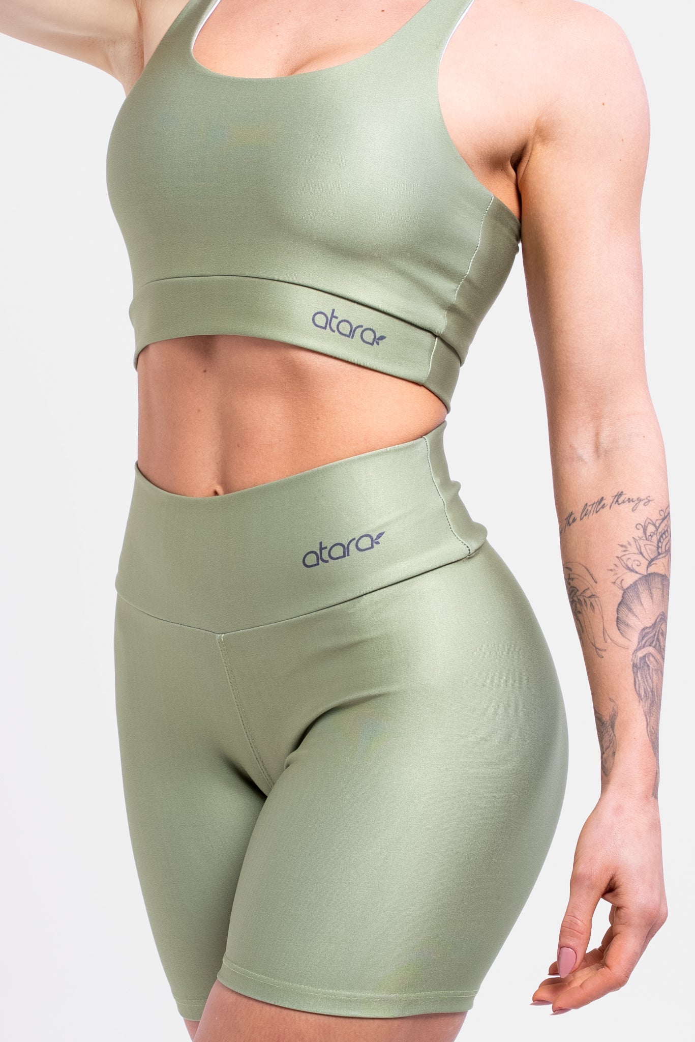 Bermuda Estampa Lisa Verde Musgo